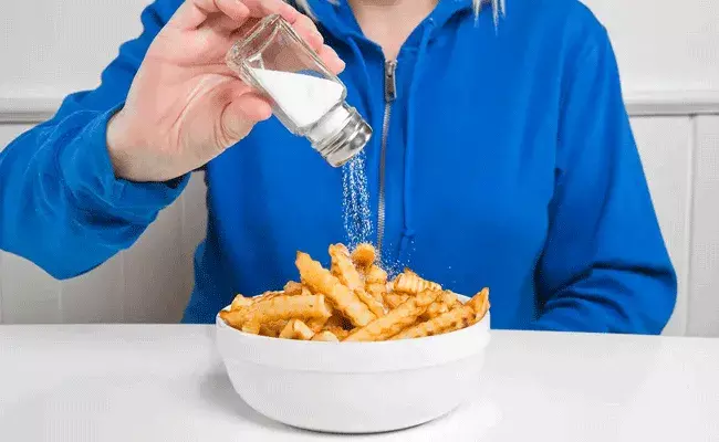 Health : తినేటప్పుడు ఎక్స్‌ట్రా ఉప్పు వేసుకుంటున్నారా.. ఐతే యమ డేంజర్..
