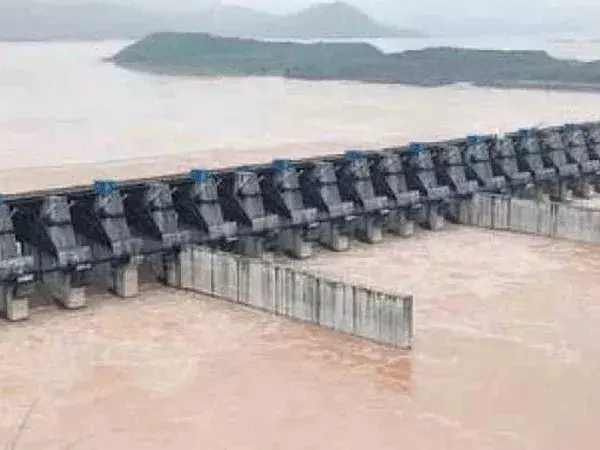 Godavari : గోదావరి ఉగ్రరూపం దాల్చడంతో..  బిక్కుబిక్కుమంటున్న పోలవరం ముంపు గ్రామాలు..