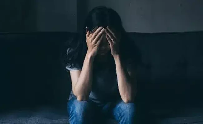 Delhi: బాయ్ఫ్రెండ్ వల్ల 14 సార్లు అబార్షన్.. తట్టుకోలేకే యువతి ఆత్మహత్య.. Delhi: బాయ్ఫ్రెండ్ వల్ల 14 సార్లు అబార్షన్.. తట్టుకోలేకే యువతి ఆత్మహత్య..