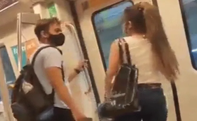 Delhi Metro: మెట్రోలో ప్రేమికుల రచ్చ.. చుట్టూ మనుషులను మర్చిపోయి మరీ.. Delhi Metro: మెట్రోలో ప్రేమికుల రచ్చ.. చుట్టూ మనుషులను మర్చిపోయి మరీ..