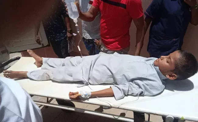 Guntur : పాఠశాల భోజనంలో ఫుడ్‌పాయిజన్.. ఓ విద్యార్ధి మృతి.. మరికొందరి పరిస్థితి విషమం