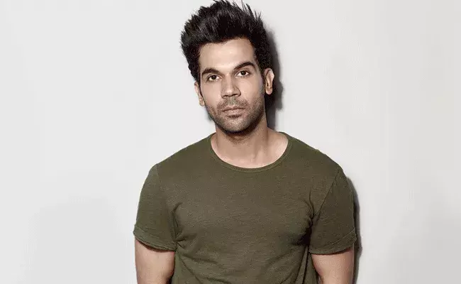 Rajkumar Rao : చోరబజార్లో రూ.100 జాకెట్ కొన్న.. అందుకే నుదుటన సింధూరం పెట్టుకున్న.. Rajkumar Rao : చోరబజార్లో రూ.100 జాకెట్ కొన్న.. అందుకే నుదుటన సింధూరం పెట్టుకున్న..