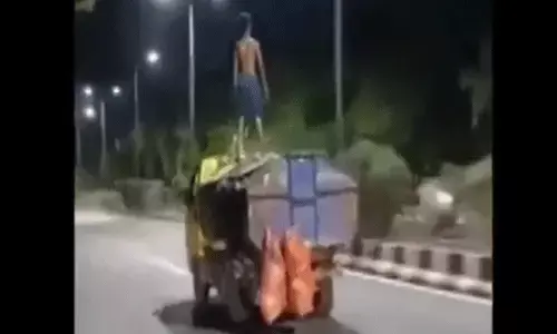 Viral Video : రన్నింగ్‌లో ఉన్న ట్రక్‌పైనే పుషప్‌లు కొట్టాడు..