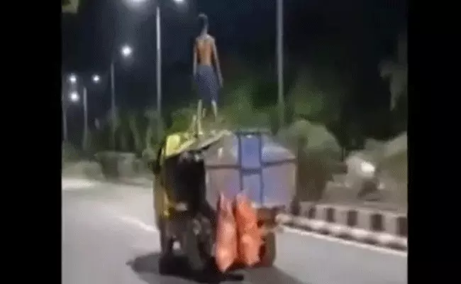 Viral Video : రన్నింగ్లో ఉన్న ట్రక్పైనే పుషప్లు కొట్టాడు.. Viral Video : రన్నింగ్లో ఉన్న ట్రక్పైనే పుషప్లు కొట్టాడు..
