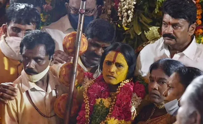 Secunderabad Mahankali Bonalu: మొక్కుబడిగా పూజలు.. స్వర్ణలత భవిష్యవాణి