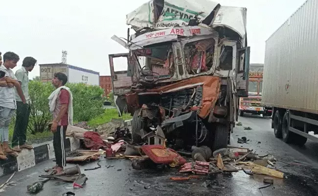 Kamareddy: ఘోర రోడ్డు ప్రమాదం.. ఆటోను ఢీకొట్టిన లారీ.. నలుగురు మృతి.. Kamareddy: ఘోర రోడ్డు ప్రమాదం.. ఆటోను ఢీకొట్టిన లారీ.. నలుగురు మృతి..