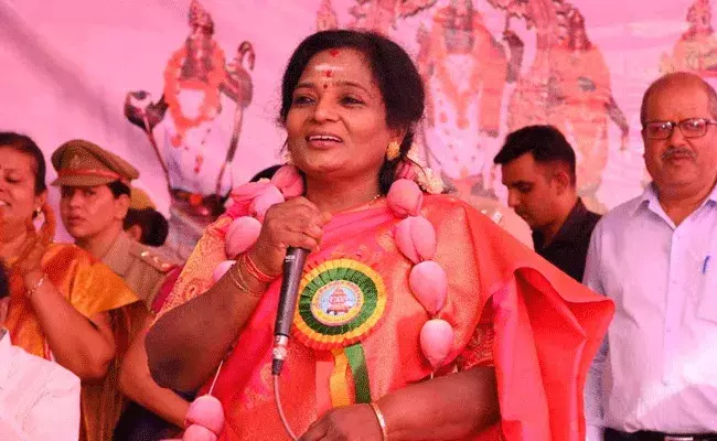 Tamilisai Soundararajan: హాట్ టాపిక్గా మారిన తమిళిసై మహిళా దర్భార్.. Tamilisai Soundararajan: హాట్ టాపిక్గా మారిన తమిళిసై మహిళా దర్భార్..