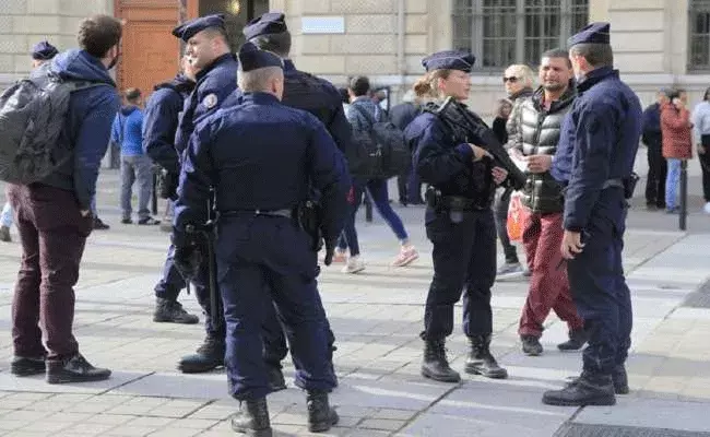 Paris Firing : కారులోంచి దిగి ఫైరింగ్.. ఒకరు మృతి నలుగురికి తీవ్ర గాయాలు..