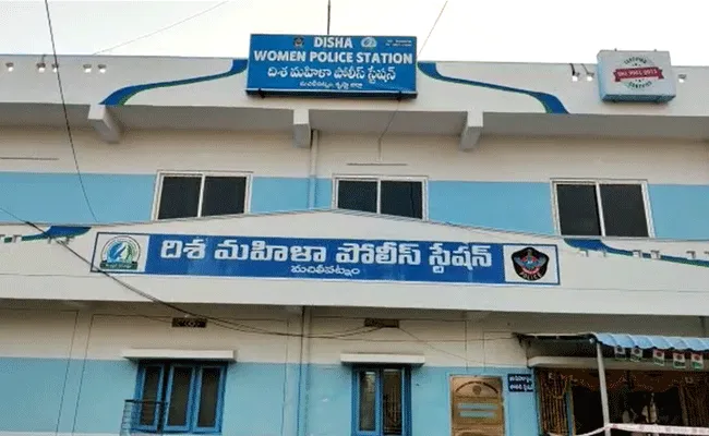 Krishna District: ఆర్ఎస్ఐ నిర్వాకం.. పెళ్లి చేసుకుంటానంటూ వివాహితను మోసం.. Krishna District: ఆర్ఎస్ఐ నిర్వాకం.. పెళ్లి చేసుకుంటానంటూ వివాహితను మోసం..