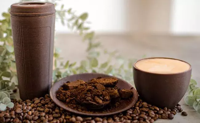 cup made out of coffee: వాట్ యాన్ ఐడియా సర్జీ.. వాడేసిన కాఫీ పొడితో కప్పుల తయారీ.. cup made out of coffee: వాట్ యాన్ ఐడియా సర్జీ.. వాడేసిన కాఫీ పొడితో కప్పుల తయారీ..