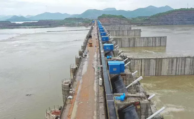 Polavaram: పోలవరంపై కొత్త వివాదాలు.. తెలుగు రాష్ట్రాల మధ్య రగడ .. Polavaram: పోలవరంపై కొత్త వివాదాలు.. తెలుగు రాష్ట్రాల మధ్య రగడ ..