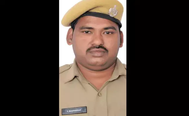 Loan App Suicide : లోన్ యాప్ వేధింపులు.. కానిస్టేబుల్ ఆత్మహత్య..