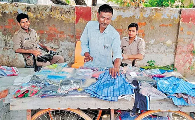 Viral News: బండి మీద బట్టలమ్ముకునే వ్యక్తికి బాడీగార్డులు.. ఏకే 47తో ఎక్కడికి వెళితే అక్కడికి.. Viral News: బండి మీద బట్టలమ్ముకునే వ్యక్తికి బాడీగార్డులు.. ఏకే 47తో ఎక్కడికి వెళితే అక్కడికి..