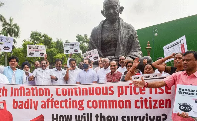 New Delhi : పార్లమెంటు ఆవరణలో జీఎస్టీ వివాదం New Delhi : పార్లమెంటు ఆవరణలో జీఎస్టీ వివాదం