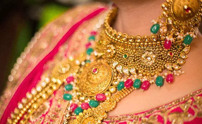 Gold And Silver Rates : స్వల్పంగా పెరిగిన బంగారం వెండి ధరలు..