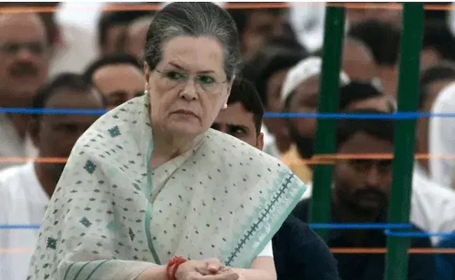 Sonia Gandhi: తొలిరోజు ఈడీ ముందుకు సోనియా.. మూడు గంటల పాటు విచారణ.. Sonia Gandhi: తొలిరోజు ఈడీ ముందుకు సోనియా.. మూడు గంటల పాటు విచారణ..