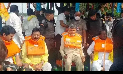Chandrababu: వరద ముంపు ప్రాంతాల్లో చంద్రబాబు పర్యటన.. రెండు గంటలకు పైగా బోటులోనే.. Chandrababu: వరద ముంపు ప్రాంతాల్లో చంద్రబాబు పర్యటన.. రెండు గంటలకు పైగా బోటులోనే..