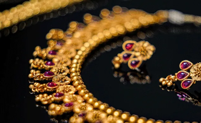 Gold and Silver Rates Today: భారీగా తగ్గిన బంగారం.. స్థిరంగా వెండి ధరలు Gold and Silver Rates Today: భారీగా తగ్గిన బంగారం.. స్థిరంగా వెండి ధరలు