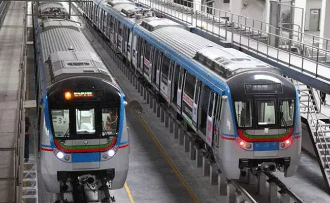 Hyderabad Metro: మెట్రోస్టేషన్లలో పనిచేయని సర్వర్లు.. ప్రయాణికుల ఇబ్బందులు.. Hyderabad Metro: మెట్రోస్టేషన్లలో పనిచేయని సర్వర్లు.. ప్రయాణికుల ఇబ్బందులు..