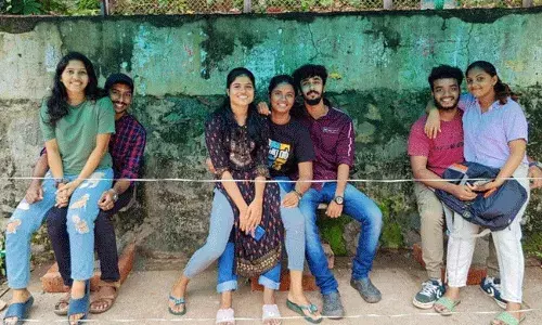 Kerala: బస్ షెల్టర్లో వినూత్న నిరసన.. అబ్బాయిల ఒళ్లో అమ్మాయిలు.. Kerala: బస్ షెల్టర్లో వినూత్న నిరసన.. అబ్బాయిల ఒళ్లో అమ్మాయిలు..