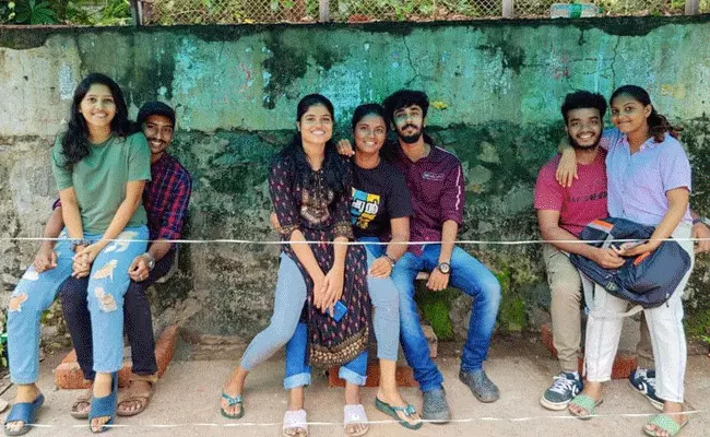 Kerala: బస్ షెల్టర్లో వినూత్న నిరసన.. అబ్బాయిల ఒళ్లో అమ్మాయిలు.. Kerala: బస్ షెల్టర్లో వినూత్న నిరసన.. అబ్బాయిల ఒళ్లో అమ్మాయిలు..