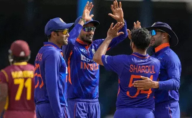 ODI: ఫస్ట్ వన్డేలో భారత్ థ్రిల్లింగ్ విక్టరీ.. మ్యాన్ ఆఫ్ ది మ్యాచ్ ఎవరంటే..? ODI: ఫస్ట్ వన్డేలో భారత్ థ్రిల్లింగ్ విక్టరీ.. మ్యాన్ ఆఫ్ ది మ్యాచ్ ఎవరంటే..?