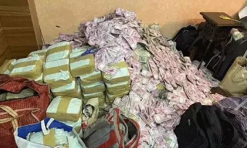 West Bengal: మంత్రి అనుచరుడి ఇంట్లో సోదాలు.. రూ.20 కోట్లు స్వాధీనం.. West Bengal: మంత్రి అనుచరుడి ఇంట్లో సోదాలు.. రూ.20 కోట్లు స్వాధీనం..