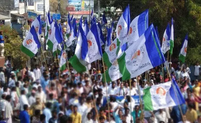 East Godavari : వైసీపీ నాయకుల వేధింపులు భరించలేక ఆత్మహత్యాయత్నం.. 5 లక్షలు డిమాండ్ East Godavari : వైసీపీ నాయకుల వేధింపులు భరించలేక ఆత్మహత్యాయత్నం.. 5 లక్షలు డిమాండ్