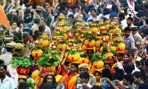 Lal Darwaza Bonalu: వైభవంగా లాల్‌ దర్వాజ బోనాలు.. భారీ బందోబస్తు, ట్రాఫిక్ ఆంక్షలతో..