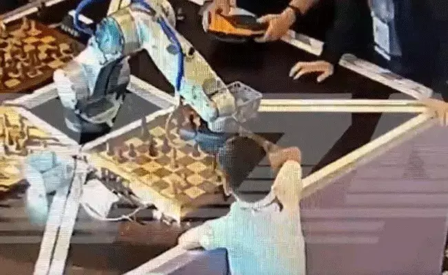Russian Robot Chess: బాలుడి వేలు విరిచేసిన రోబో.. చెస్ ఆటలో.. Russian Robot Chess: బాలుడి వేలు విరిచేసిన రోబో.. చెస్ ఆటలో..