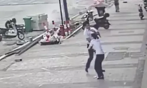 Viral Video: 5వ ఫ్లోర్ నుండి జారిపడిన చిన్నారి.. కాపాడిన రియల్ హీరో..