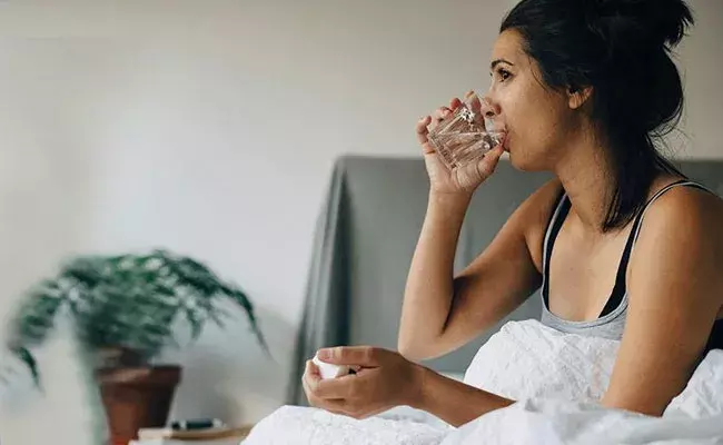 Health News: నిద్రించేముందు నీళ్లు తాగడం మంచిదేనా.. నిపుణులేం చెబుతున్నారు.. Health News: నిద్రించేముందు నీళ్లు తాగడం మంచిదేనా.. నిపుణులేం చెబుతున్నారు..