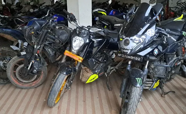 Visakhapatnam: రేసుల కోసం కాస్ట్లీ బైకుల దొంగతనం.. సీసీ కెమెరాలే సాక్ష్యం.. Visakhapatnam: రేసుల కోసం కాస్ట్లీ బైకుల దొంగతనం.. సీసీ కెమెరాలే సాక్ష్యం..