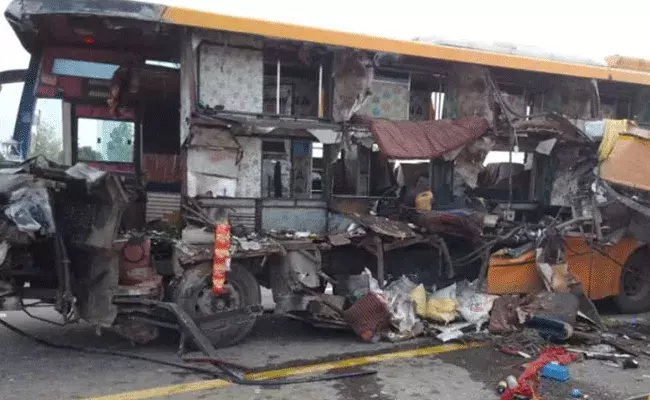 Uttar Pradesh : యూపీ హైవేపై ఘోర రోడ్డు ప్రమాదం..