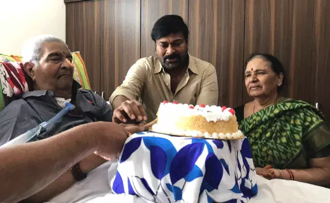 Kaikala Birthday : 87లోకి కైకాల.. దగ్గరుండి కేక్ కట్ చేయించిన మెగాస్టార్.. Kaikala Birthday : 87లోకి కైకాల.. దగ్గరుండి కేక్ కట్ చేయించిన మెగాస్టార్..