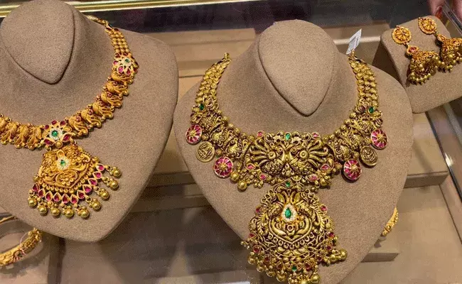 Gold and Silver Rates Today: మారని బంగారం ధరలు.. తగ్గిన వెండి.. Gold and Silver Rates Today: మారని బంగారం ధరలు.. తగ్గిన వెండి..
