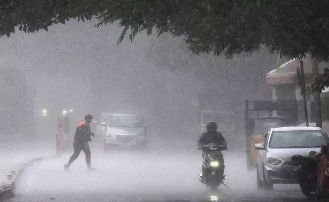 Hyderabad Rain: మరోసారి ముంచెత్తిన భారీ వర్షం.. అధికారుల అప్రమత్తం..