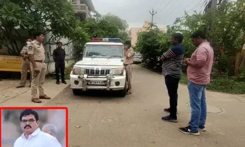 Pattabhi Ram: పట్టాభి ఇంటి వద్ద పోలీసుల హడావుడి.. కదలికలను గమనిస్తూ.. Pattabhi Ram: పట్టాభి ఇంటి వద్ద పోలీసుల హడావుడి.. కదలికలను గమనిస్తూ..