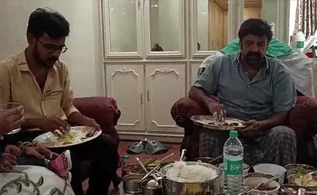 Balakrishna: అభిమానితో కలిసి బాలయ్య భోజనం.. Balakrishna: అభిమానితో కలిసి బాలయ్య భోజనం..