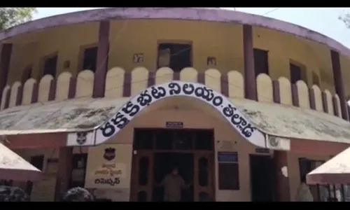 Khammam: వివాహితపై టీఆర్ఎస్ సర్పంచ్ లైంగిక వేధింపులు.. Khammam: వివాహితపై టీఆర్ఎస్ సర్పంచ్ లైంగిక వేధింపులు..