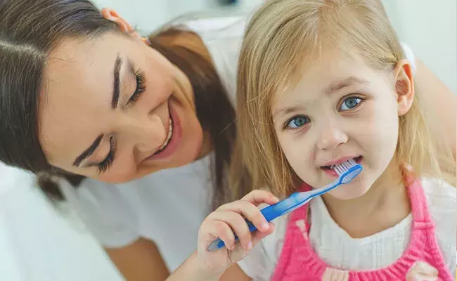 Healthy Teeth: ఆరోగ్యమైన దంతాల కోసం.. రోజుకి రెండు సార్లు బ్రషింగ్ Healthy Teeth: ఆరోగ్యమైన దంతాల కోసం.. రోజుకి రెండు సార్లు బ్రషింగ్