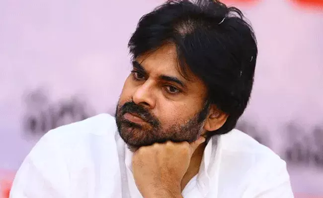 Pawan Kalyan : పవన్ను కాదని వేరే హీరోలతో సినిమాలు.. కారణం అదే.. Pawan Kalyan : పవన్ను కాదని వేరే హీరోలతో సినిమాలు.. కారణం అదే..