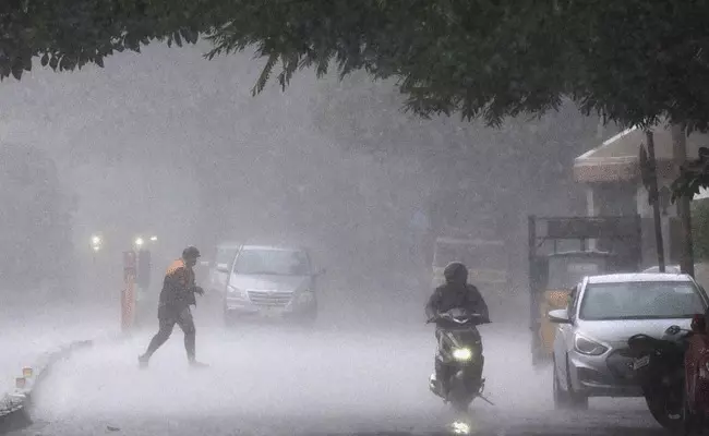 Hyderabad Rain: మరోసారి ముంచెత్తిన భారీ వర్షం.. అధికారుల అప్రమత్తం.. Hyderabad Rain: మరోసారి ముంచెత్తిన భారీ వర్షం.. అధికారుల అప్రమత్తం..