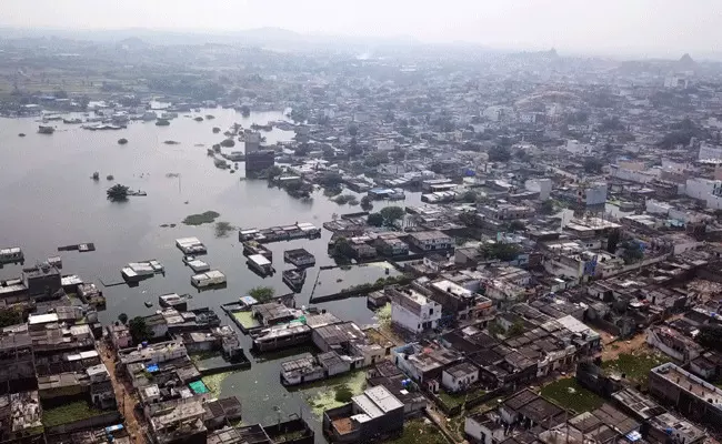 Hyderabad Rains : డేంజర్ జోన్లో హైదరాబాద్.. నగరాన్ని ఇవి ముంచెత్తనున్నాయా..? Hyderabad Rains : డేంజర్ జోన్లో హైదరాబాద్.. నగరాన్ని ఇవి ముంచెత్తనున్నాయా..?