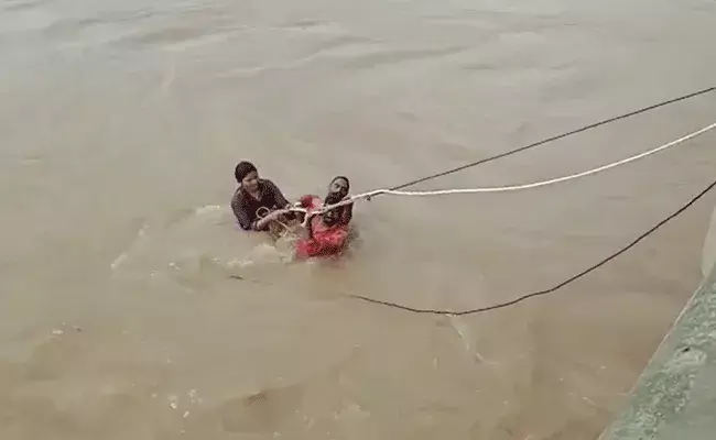 Vijayawada : తృటిలో తప్పిన ప్రమాదం.. మహిళ ప్రాణాలను కాపాడిన ఎన్డీఆర్ఎఫ్.. Vijayawada : తృటిలో తప్పిన ప్రమాదం.. మహిళ ప్రాణాలను కాపాడిన ఎన్డీఆర్ఎఫ్..