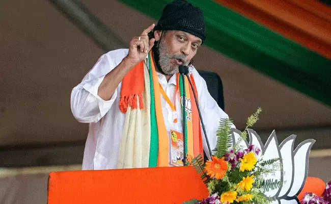 Mithun Chakraborty : వివాదాస్పద వ్యాఖ్యలు చేసిన మిథున్ చక్రవర్తి.. Mithun Chakraborty : వివాదాస్పద వ్యాఖ్యలు చేసిన మిథున్ చక్రవర్తి..