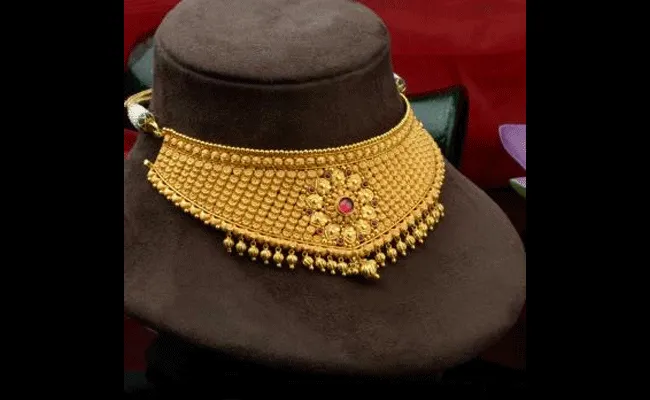 Gold And Silver Rates : నిన్నటితో పోలిస్తే.. స్వల్పంగా తగ్గిన బంగారం, వెండి ధరలు Gold And Silver Rates : నిన్నటితో పోలిస్తే.. స్వల్పంగా తగ్గిన బంగారం, వెండి ధరలు