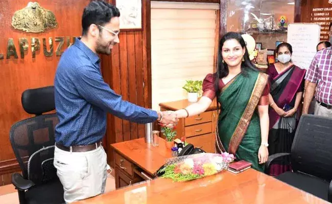 Kerala: అరుదైన దృశ్యం.. జిల్లా కలెక్టర్గా భార్య నుండి బాధ్యతలు స్వీకరించిన భర్త.. Kerala: అరుదైన దృశ్యం.. జిల్లా కలెక్టర్గా భార్య నుండి బాధ్యతలు స్వీకరించిన భర్త..