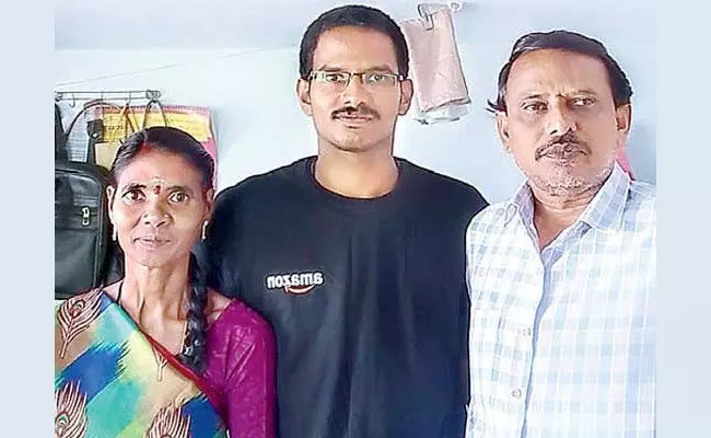 Tangellapalli Nikhil: అమెజాన్లో ఉద్యోగం.. రూ.64 లక్షల వేతనం: ప్రభుత్వ పాఠశాల విద్యార్థి ప్రతిభ Tangellapalli Nikhil: అమెజాన్లో ఉద్యోగం.. రూ.64 లక్షల వేతనం: ప్రభుత్వ పాఠశాల విద్యార్థి ప్రతిభ