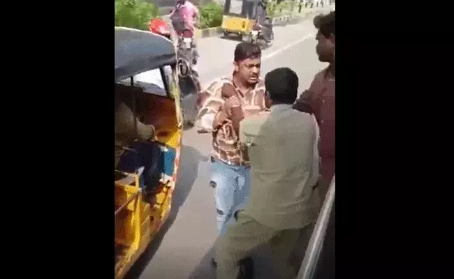 Hyderabad : ఆటో డ్రైవర్ ఓవరాక్షన్.. బస్ డ్రైవర్‌పై దాడి